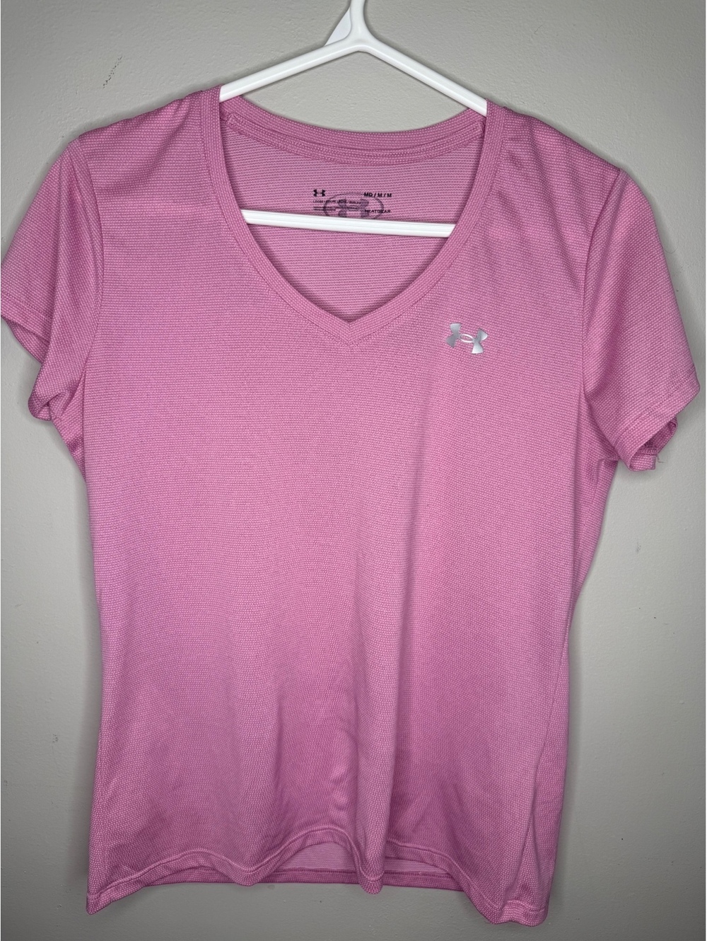 🔥2 for $10🔥 Under Armour Women's Pink Heatgear V Neck T Shirt Medium